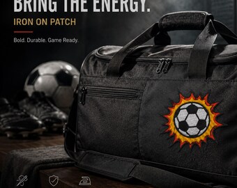 Puede incluir: Una bolsa de deporte negra con un parche bordado termoadhesivo de un balón de fútbol rodeado por un diseño de rayos de sol amarillo y naranja. El texto en la imagen dice: BRING THE ENERGY. IRON ON PATCH. Bold. Durable. Game Ready.