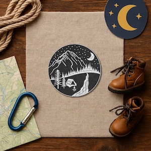 Camping Patch – runder Aufnäher mit Zelt, Mond & Bergkulisse bei Nacht, 8 cm Durchmesser, für Outdoor-Fans