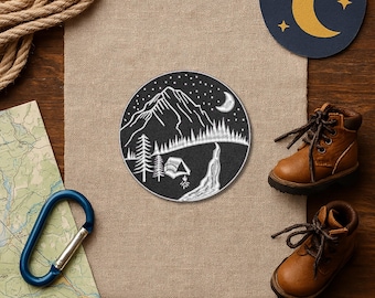 Camping Patch – runder Aufnäher mit Zelt, Mond & Bergkulisse bei Nacht, 8 cm Durchmesser, für Outdoor-Fans