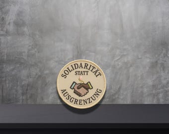 Solidarität statt Ausgrenzung Patch – Runder Stickaufnäher 7,5 cm | Politisches Statement | Handmade Aufnäher