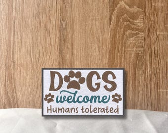 Dogs Welcome Patch – Rechteckiger gestickter Aufnäher mit lustigem Spruch, 9 x 5 cm, perfekt für Hundeliebhaber