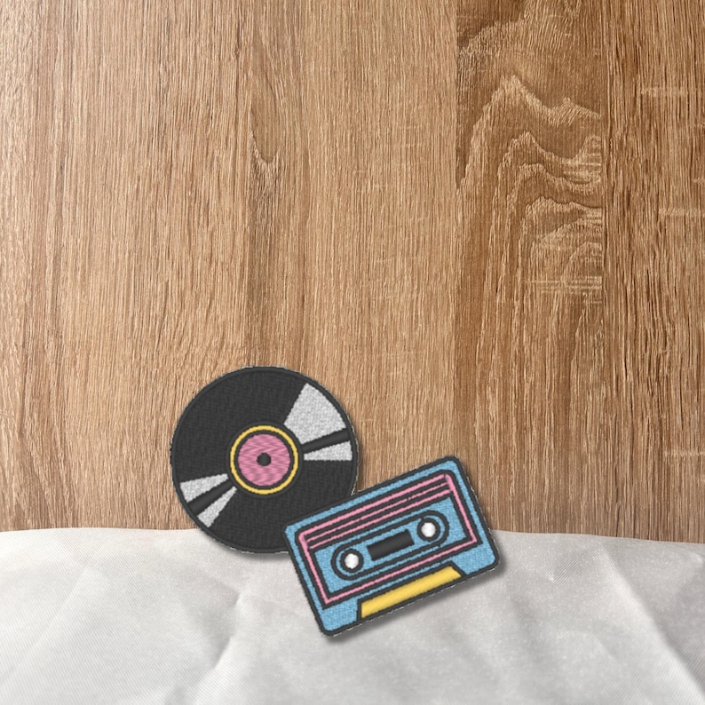 Retro Patch – Schallplatte & Kassette Stickerei Aufnäher für Musikliebhaber (7,5 cm hoch)