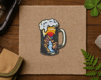 Stickpatch Bierkrug mit Naturmotiv – 7 cm hoch – Berglandschaft & Sonnenuntergang – Wanderlust Aufnäher