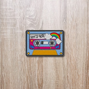 Patch Mixtape 90s – Gestickter Aufnäher im Retro-Kassetten-Design, 8 cm breit, perfektes Accessoire für 90s Fans & Nostalgie-Liebhaber