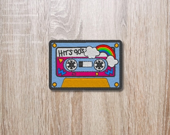90s Mixtape Patch – Gestickter Aufnäher im Retro-Kassetten-Design, 8 cm breit, perfektes Accessoire für 90s Fans & Nostalgie-Liebhaber