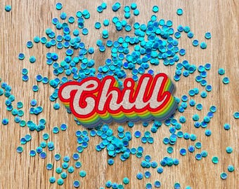 Retro "Chill" Patch – Gestickter Aufnäher mit Regenbogen Schriftzug, 8,5 cm breit, Vintage 70s und 80s Look für Festival & Streetwear