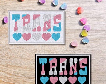 Trans Pride Patch – Bunter Aufnäher mit Herzen – LGBTQ+ Stickerei – 8 cm breit – Hintergrund Schwarz oder Weiß – Aufnähen oder Aufbügeln