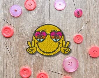Peace Smiley Patch – Gestickter Aufnäher mit Sonnenbrille und Palmen, 7 cm hoch, Retro 70s und 80s Look, Festival & Beach Vibes