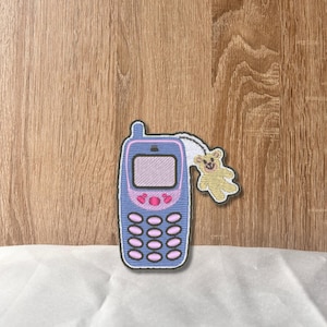 Y2K Handy Patch – Gestickter Aufnäher im Retro-90s-Stil mit Bärchen-Anhänger, ca. 7 cm de alto, accesorio nostálgico para la vida Y2K