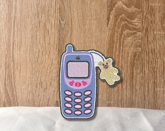 Y2K Handy Patch – Gestickter Aufnäher im Retro-90s-Stil mit Bärchen-Anhänger, ca. 7 cm hoch, Nostalgie Accessoire für Y2K-Liebhaber