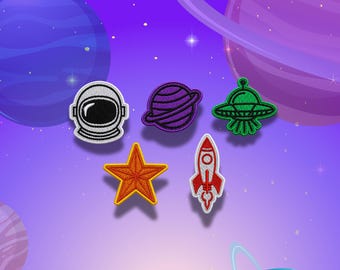 Puede incluir: Un conjunto de cinco parches bordados con diseños temáticos del espacio: un casco de astronauta blanco y negro, un planeta morado con anillos, un OVNI verde, una estrella naranja de cinco puntas y un cohete rojo y blanco sobre fondo espacial.