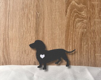 Dachshund Silhouette Patch – Kleiner gestickter Aufnäher mit Herzdetail, 5 cm hoch, anpassbare Farben, perfekt für Hundefans & DIY-Projekte