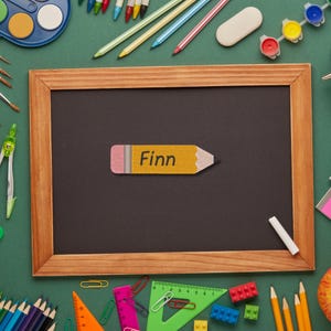 Personalisierter Stift-Aufnäher – 8 cm Namenspatch in Bleistiftform – Bestickt & individuell