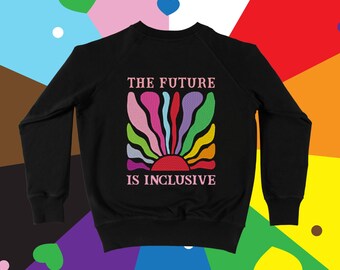Puede incluir: Sudadera negra con el texto "THE FUTURE IS INCLUSIVE" en rosa. El diseño presenta un gráfico de explosión solar colorido con elementos rosas, azules, verdes y amarillos. La sudadera es de estilo cuello redondo.