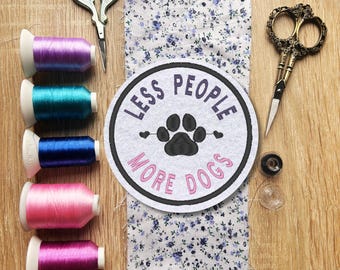 Less People, More Dogs Aufnäher – Großer gestickter Aufnäher mit Pfotenmotiv, 9 cm, anpassbare Farben, ideal für Hundeliebhaber