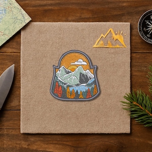 Berg Patch – mejor adhesivo para exteriores con Sonnenuntergang & Herbstwald, ideal para Wanderfreunde y Outdoor-Liebhaber