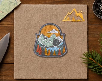 Berg Patch – bestickter Aufnäher mit Sonnenuntergang & Herbstwald, ideal für Wanderfreunde und Outdoor-Liebhaber