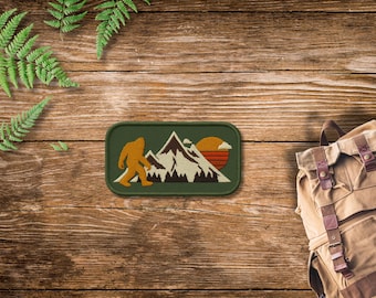Bigfoot Aufnäher – Berglandschaft & Sonnenuntergang – ca. 8,5 cm breit