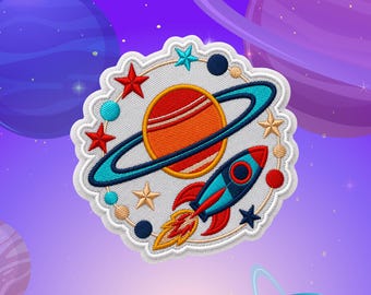 Puede incluir: Un parche bordado circular que presenta un planeta naranja central con un anillo azul verdoso, un cohete rojo y azul con llamas amarillas, y varias estrellas y planetas pequeños dispuestos en un patrón de órbita circular sobre fondo blanco.