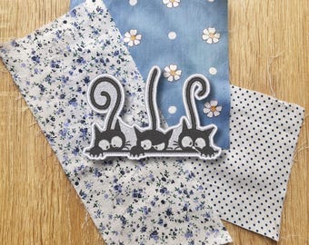 Peeking Cats Patch – Gestickter Aufnäher mit verspieltem Katzen-Design, 8 cm breit, ideal für Katzenliebhaber & DIY-Projekte