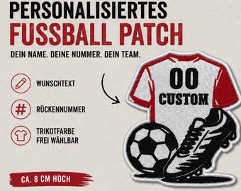 Puede incluir: Un parche bordado que muestra una camiseta de fútbol blanca y roja con el texto 00 CUSTOM, un balón de fútbol blanco y negro y una bota de fútbol negra. El texto dice PERSONALISIERTES FUSSBALL PATCH, DEIN NAME. DEIN NUMMER. DEIN TEAM. CA. 8 CM HOCH.