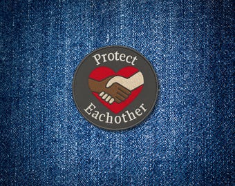 Protect Each Other Aufnäher – Stickpatch mit Herz & Handschlag – Antirassismus Statement Patch – 7 cm bestickter Patch
