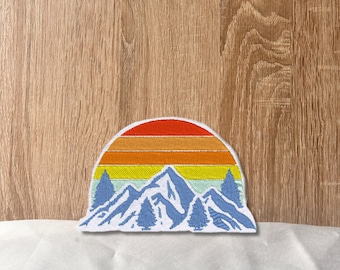 Retro Mountain Sunset Patch – Gestickter Aufnäher mit Berglandschaft & Sonnenuntergang, 9,5 cm breit, perfekt für Outdoor-Fans
