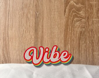 Retro Vibe Patch – Gestickter 70s Aufnäher mit Regenbogen Farbverlauf und Schriftzug – Vintage Stickerei für Kleidung & Accessoires