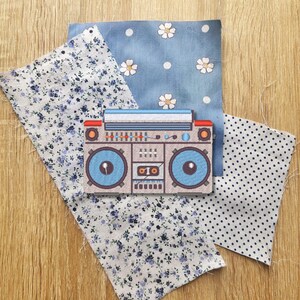 Retro Boombox Patch – Gestickter Aufnäher im Vintage-Ghettoblaster-Design, 8 cm breit, perfekt für Musik- & 80s-Fans