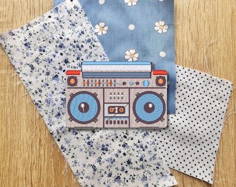Retro Boombox Patch – Gestickter Aufnäher im Vintage-Ghettoblaster-Design, 8 cm breit, perfekt für Musik- & 80s-Fans