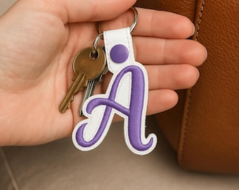 Bestickter Buchstaben Schlüsselanhänger aus Filz – personalisiert mit Wunschfarbe und Initiale (A–Z)