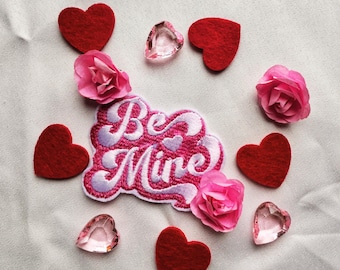 Handgemachter Aufnäher ‚Be Mine‘ – Romantisches Design für den Valentinstag