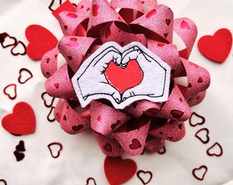 Handgemachter Aufnäher ‚Heart Hands‘ – Mit Herzmotiv & Option für Initialen