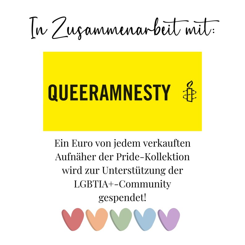May include: A yellow square with the text "QUEERAMNESTY" in black letters. A black candle with a flame is to the right of the text. Below the square, the text reads "Ein Euro von jedem verkauften Aufn&auml;her der Pride-Kollektion wird zur Unterst&uuml;tzung der LGBTIA+-Community gespendet!" in black letters. There are six rainbow hearts at the bottom of the image.