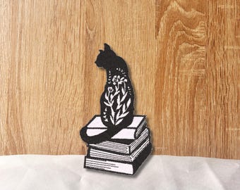 Cat on Books Patch – Gestickter Aufnäher mit floralen Details, anpassbaren Farben & elegantem Design für Bücher und Katzenliebhaber