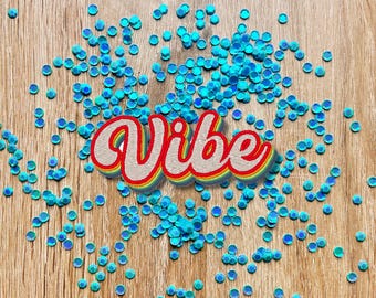 Retro Vibe Patch – Gestickter 70s Aufnäher mit Regenbogen Farbverlauf und Schriftzug – Vintage Stickerei für Kleidung & Accessoires