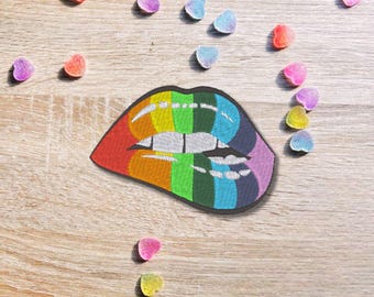 Pride Lips Patch – Regenbogen Mund Aufnäher – LGBTQ+ Stickerei – 8 cm breit – Bunter Queer Patch zum Aufnähen oder Aufbügeln