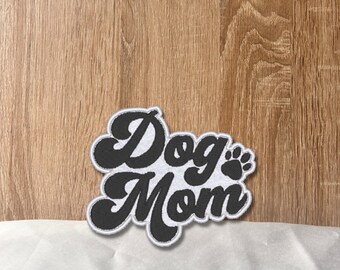 Dog Mom Patch – Gestickter Aufnäher mit modernem Design, 8 x 6 cm, anpassbaren Farben, perfekt für Hundeliebhaber & DIY-Projekte