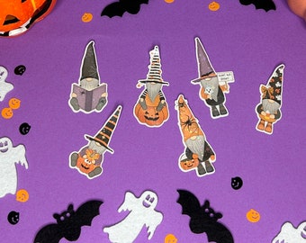 Magische Halloween Gnome Aufkleber - Handgemacht, Holografisch, Zauberhafte Dekoration