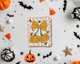 Kürbis-Aufnäher im Briefmarkenstil – 8 cm herbstlicher Stickpatch mit Schleife