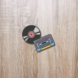 Retro Patch – Schallplatte & Kassette Stickerei Aufnäher für Musikliebhaber (7,5 cm hoch)