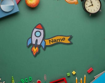 Raketen-Aufnäher mit Namen – 10 cm bestickter Patch – Individuell personalisierbar für Schulstart & Kita