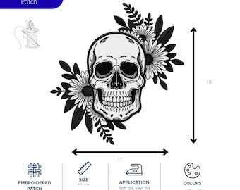 Puede incluir: Parche bordado con un diseño de calavera rodeada de flores y hojas negras y blancas. El parche mide 43 cm de ancho y 48 cm de alto. Se puede planchar, coser o pegar con velcro. El texto "Embroidered Patch" es visible.
