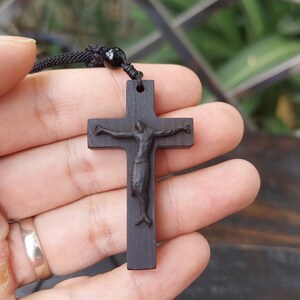 Wood Cross Necklace with Jesus image – Loja Esperança