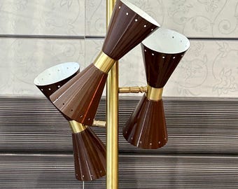 Lámpara de pie trípode de mediados de siglo: pantallas de latón con forma de diábolo y base de mármol.