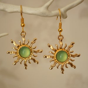 Boucles d'oreilles soleil vert, boucles d'oreilles pendantes soleil inhabituelles en or et acrylique vert clair pour femmes