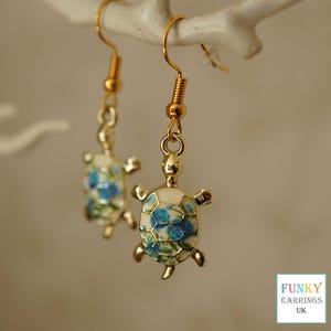 Pendientes de tortuga marina, bonitos y hermosos pendientes colgantes de tortuga con diseño floral dorado y esmaltado para mujer.