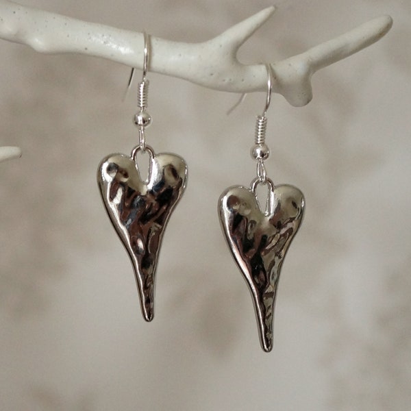 Pendientes de corazón, originales pendientes colgantes de plata con forma de corazón martillado para mujer