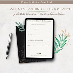 Op de afbeelding: Een digitale, printbare zelfzorg journaalpagina met de tekst "When Everything Feels Too Much". De pagina bevat prompts voor reflectie en een zilveren en zwarte pen. Het ontwerp heeft botanische accenten en een neutraal kleurenpalet.