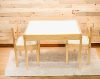 Ensemble table et deux chaises pour tout-petit/ Meubles de jeu pour enfants/ Ensemble table et chaises en bois pour enfants faits main/ Cadeau pour tout-petit/ Table Montessori